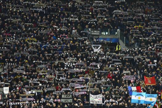 Sciarpata dei tifosi bianconeri. Afp